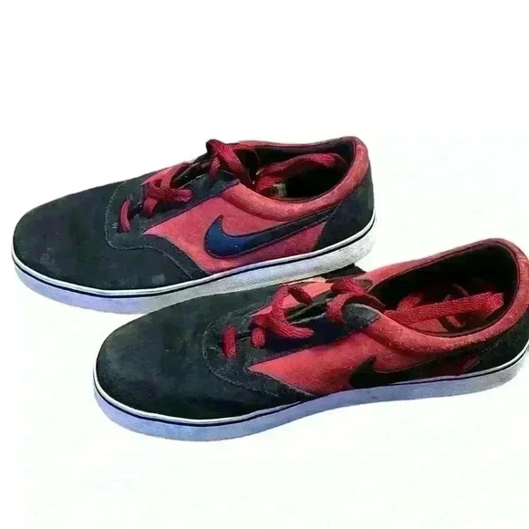 NIKE VULC RODRIGUEZ TEAM V Red and Black Suede Size 8​ - Picture 2 of 6